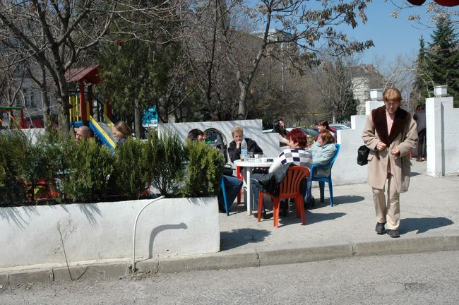 オープンカフェで日向ぼっこです。
