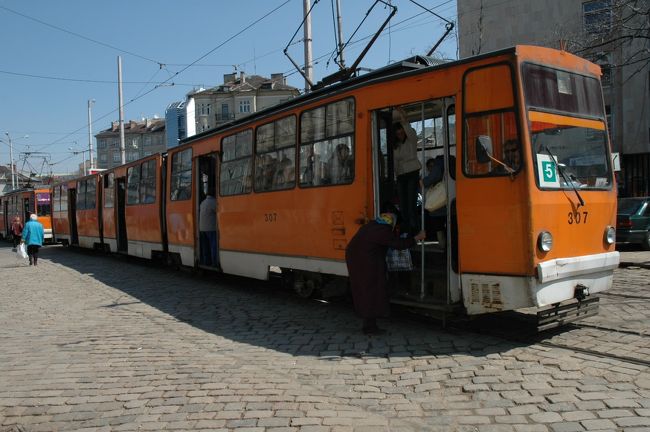老人が市電に乗ろうとしていますが、車体が高く乗るのが大変なようです。プラットホームがないのです。