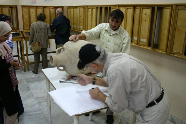 骨董品を修復する人たち。<br />この人たちによって文化財が守られています。