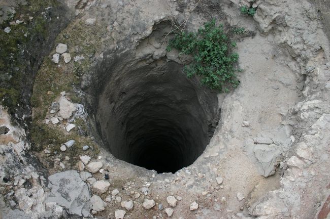 ポンペイの柱の近くにあった穴。<br />井戸の穴？？