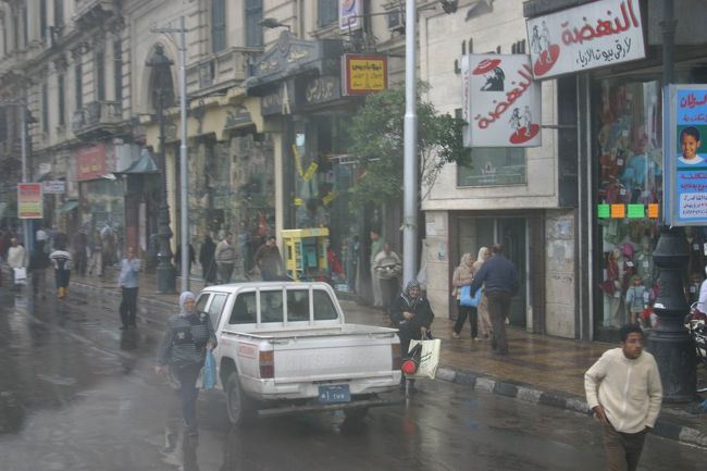 アレキサンドリアの街。<br />ポンペイの柱あたりから天気が怪しかったですが、こん時あたりから本格的に降られました。<br />というより、嵐です。。<br /><br />アレキサンドリアの街としては、やはり地中海沿岸ぽく、西洋風の建物が目立ちました。