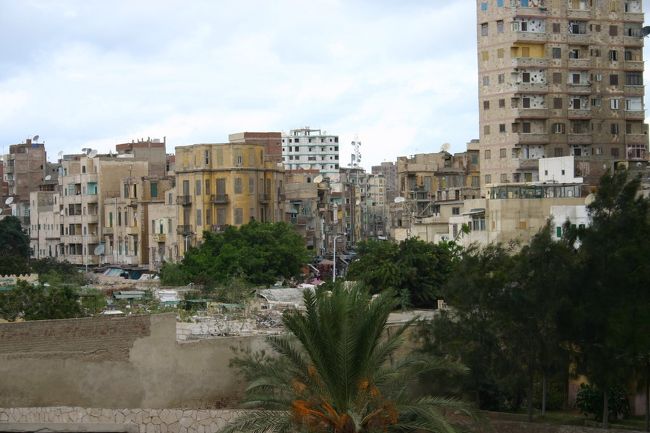 ポンペイの柱のところからのアレキサンドリアの街の眺め。<br />ここらへんはちょっと古そうな建物が建ち並んでます。