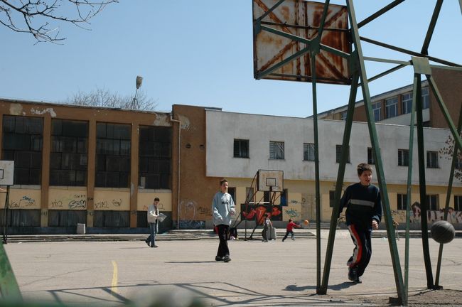 学校の運動場ではバスケットボールを楽しんでいました。