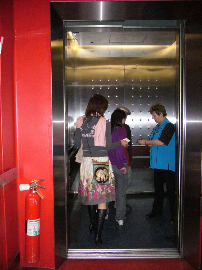 エレベーターにのって、<br />さらに上層階へ移動。<br /><br />一生に一度しかのぼらないかもだし、<br />一番上まで、ね。