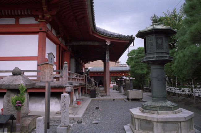 この日は土曜日。京都駅から東山方面へ向かう路線バスは１０分おきくらいに出ているのに、全部満員。おそるべし、観光地京都！<br /><br />最初に訪問したのは六波羅蜜寺。「六波羅蜜」などという、この何とも怪しい名前のお寺には以前から行ってみたかったのです。きっと魅惑のお寺に違いないという予感がありました。<br /><br />実際に行ってみると…意外に庶民的なお寺でしたけど、西国十七番観音霊場ということもあり、人々の熱心な信仰心を感じる素敵なお寺でした。
