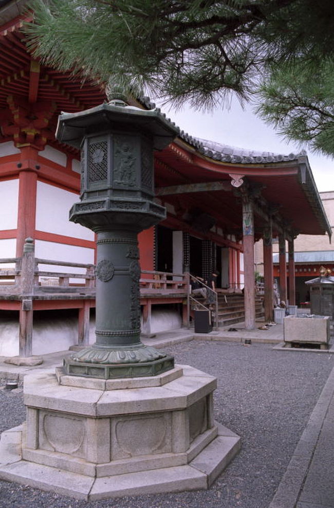 六波羅蜜寺って、立地は地味だし境内もそんなに広くありません。でも常に人が出入りしている、温かみのあるお寺です。<br />本堂で記帳したら、後日封書が送られてきました。祈願申込書や来年の暦が入っていましたが、お寺で記帳してこんなのが送ってきたのは初めて！ちょっとびっくりしました。