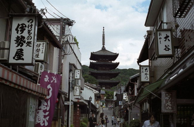 次にやって来たのは八坂の塔（法観寺）です。ここも超有名な割に、来たのは初めて。<br />風情ある坂道の向こうに塔の見える風景はいかにも京都らしくて、何度も立ち止まって眺めました。<br />下り坂のお天気だったので、全体的に写真が暗いのをご容赦ください。