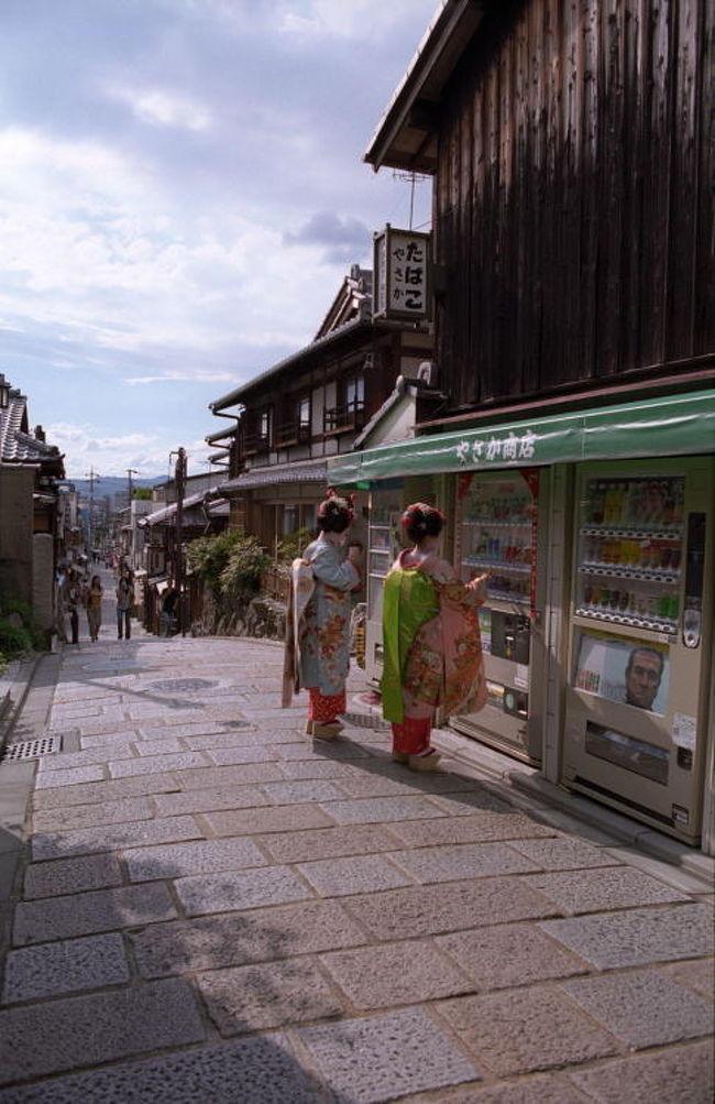 塔の下の自販機でジュースを買う舞妓さんたち。あでやか〜。<br />本物かな？それとも舞妓さんの格好をさせてくれるお店があるのかな？