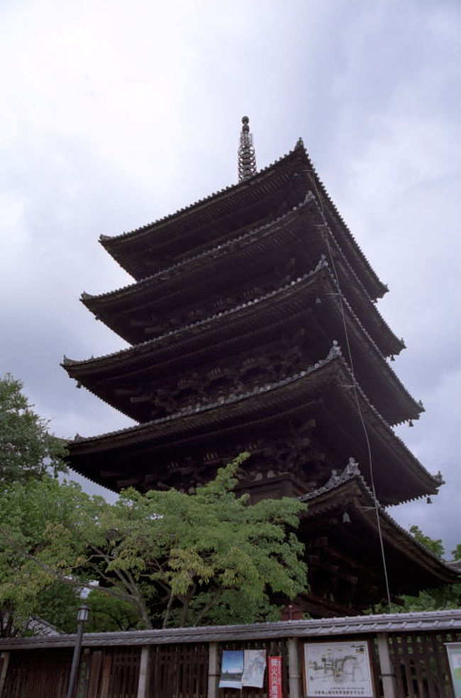 真下から見る五重塔。寺伝では聖徳太子が建てたものだとされているそうです。<br /><br />この塔は中に入って途中まで登ることができます。もちろん登ってきましたよ。