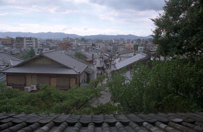 塔から見える京都の町。取りたてて変わったところのない家々の屋根なのに、紛れもなく京都だと思えるのはさすがです。