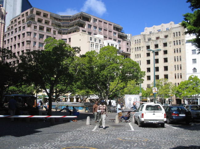 バックパッカーズでツアーは解散し、その後はてんでバラバラに。<br /><br />ケープタウンは普通の町だった。<br />全然アフリカっぽくない。