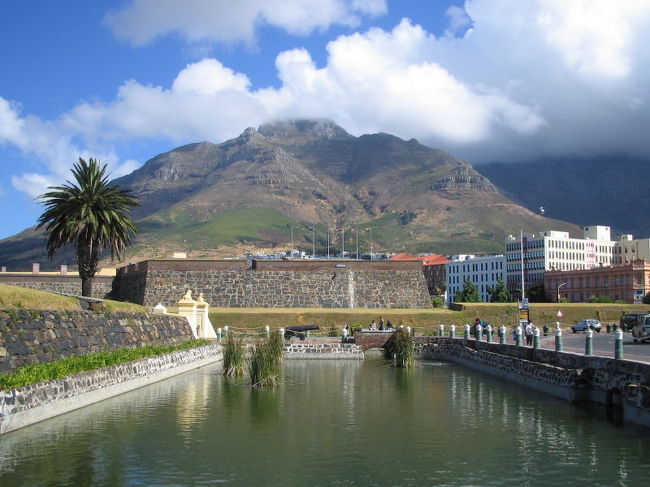 城の横から見えるテーブルマウンテン。