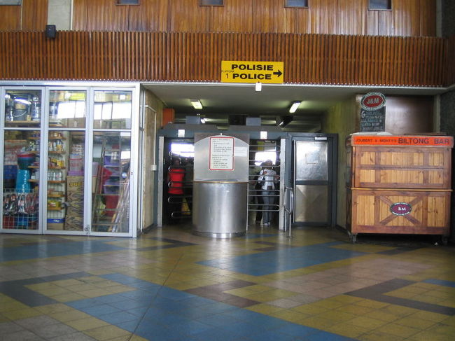 無賃乗車防止か？<br />日本の改札口より全然小さいぶっそうな改札。