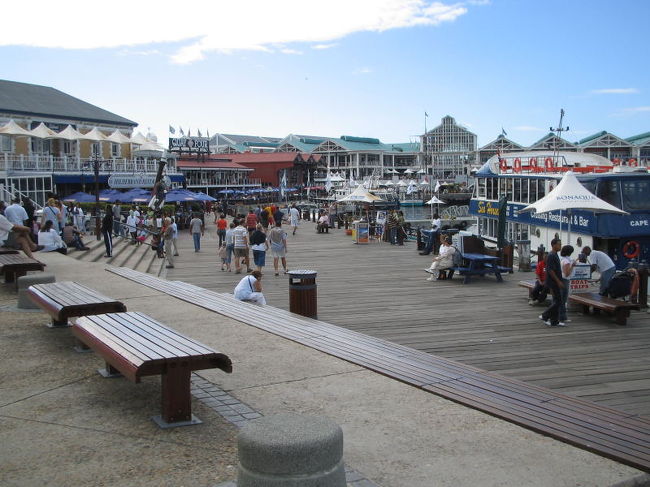 ウォーターフロント。<br />ここで日本人の長期旅行者に出会いました。<br />興味がある人はこちらへどうぞ。<br /><br />【1/22：ケープタウン到着＆ツアー終了】<br />http://blog.goo.ne.jp/fururururu/e/32d6c6918b4c3aac2761226127dd24a0