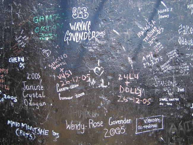 ヒストリックだろうとなんだろうと、落書きする人はするんだよね〜。