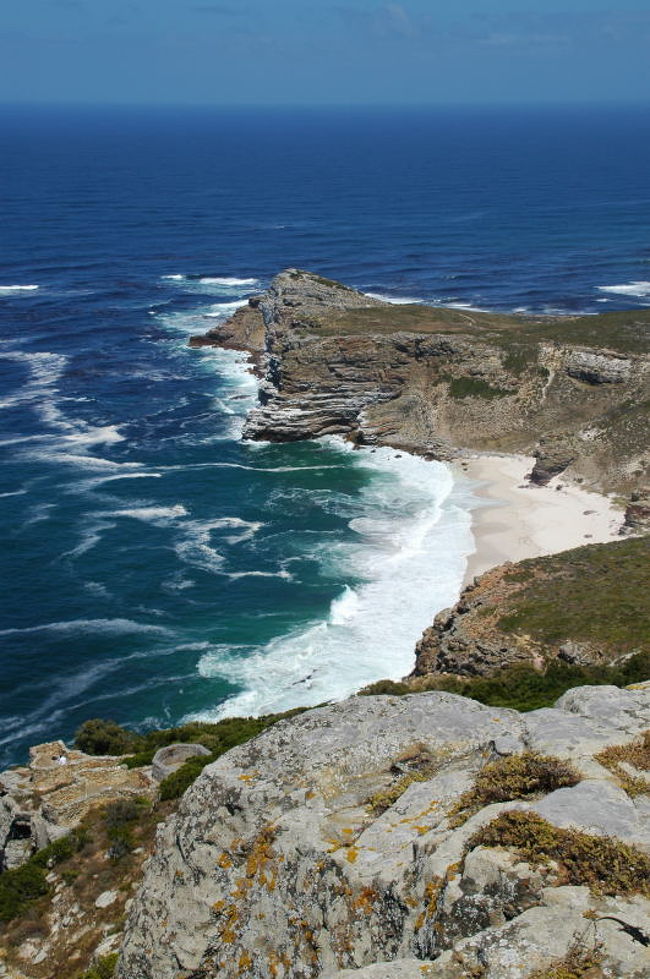 灯台から来た道を振り返ってみた。<br />駐車場にある建物が見える。