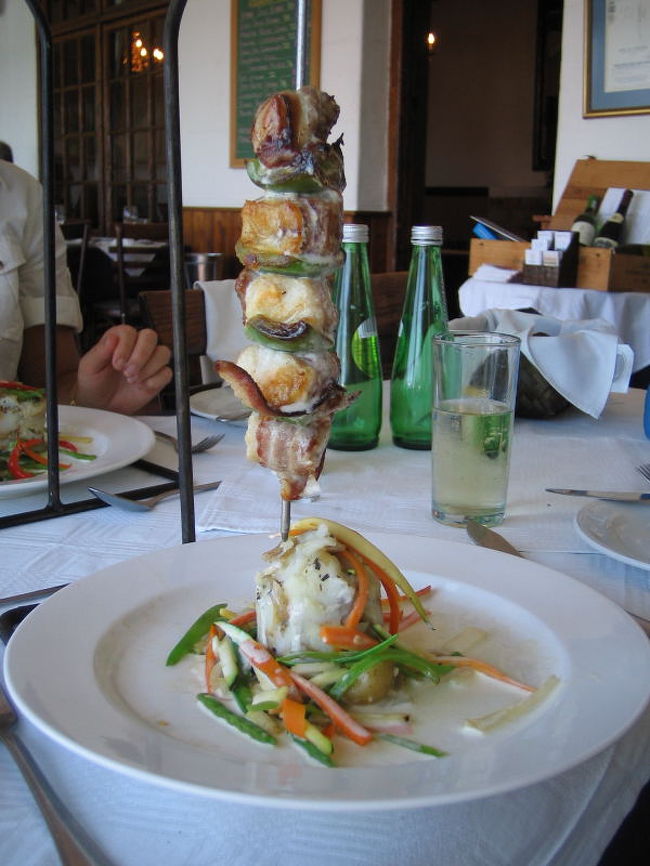 こんなものを食べました。<br />ガイドさんの昼食代を出した方がいいのかな〜？と思ったけど、彼女も遠慮したのか（何しろ私たちは明らかに金持ちではない）自腹で払ってくれました。