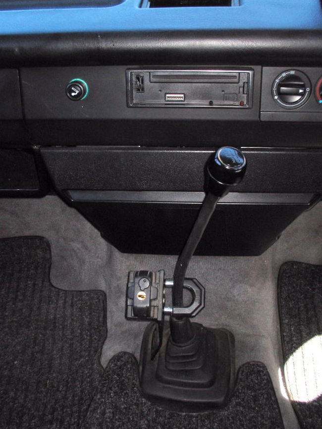 これねえ、ツアーで使った車。<br />駐車して降りる時には、こういう安全策を施します。<br />CDが入る部分は表面が取り外し、ギアにはロック。