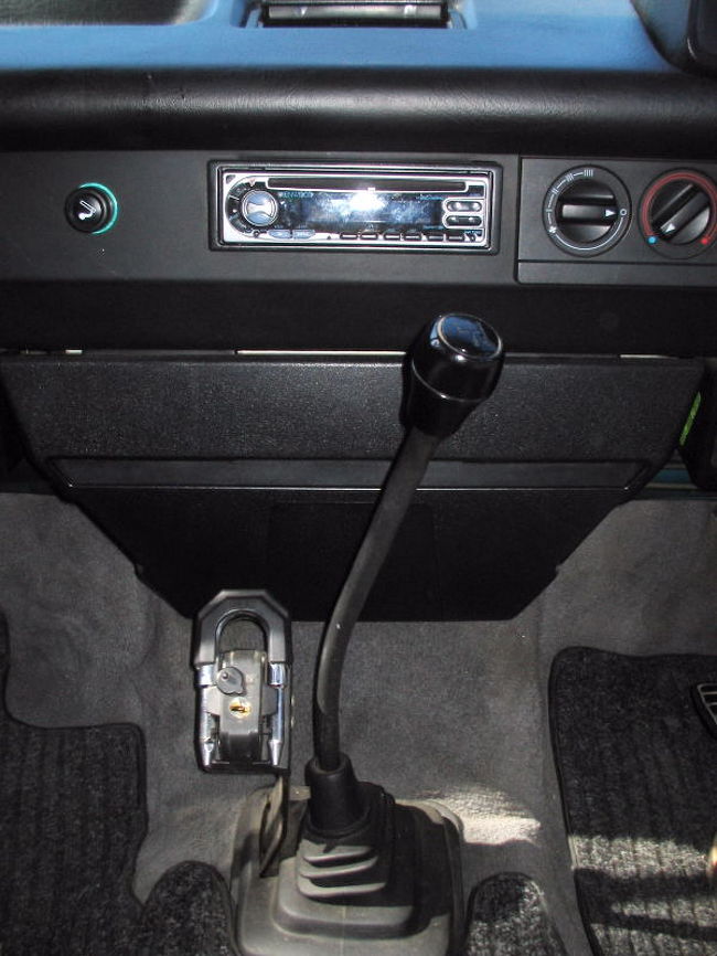 これが普通の状態。<br />CD入れる場所もあるでしょ。<br />ロックは外してあるでしょ。<br />やっぱり治安がそんなによくないんだねえ。