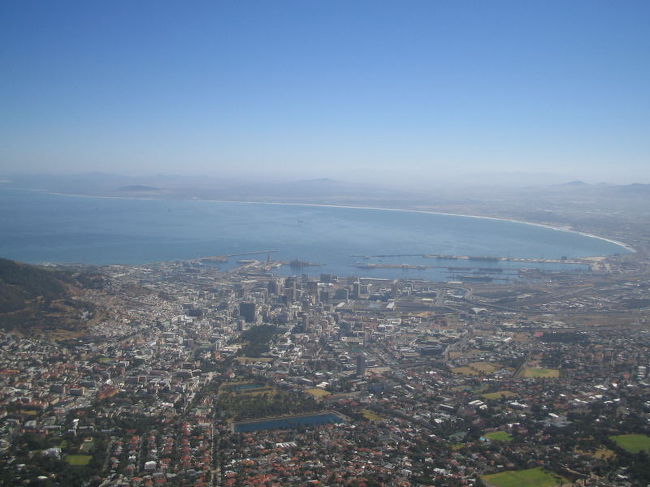 山頂から見る麓はなんだかガス気味。<br />ちなみに午後には山頂はすっかり雲の中に隠れてました。