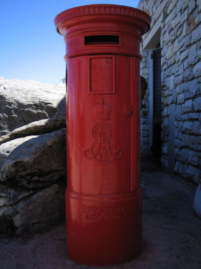 山頂にあったポスト。<br />イギリス風の外見。