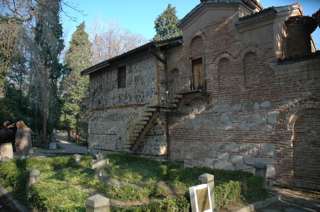 世界遺産のボヤナ教会です。ソフィア中心部から約８ｋｍに建っていて、１１世紀の建造物です。内部の壁画を飾るフレスコ画がユネスコの世界遺産に登録されています。内部は写真撮影が禁止されていました。