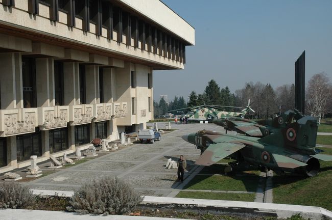 国立歴史博物館には古い軍用機が並べてありました。