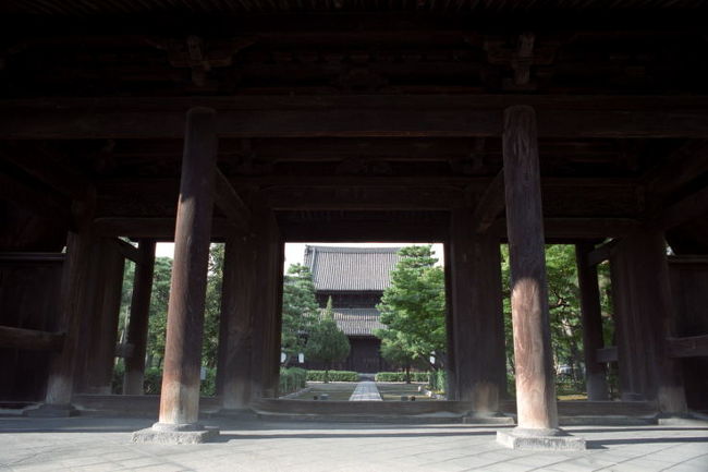 境内は誰でも自由に散策できますが、自由な中にも禅寺らしいきりっとした空気が漂っていました。ここは臨済宗建仁寺派の大本山で、開山は栄西さんです。