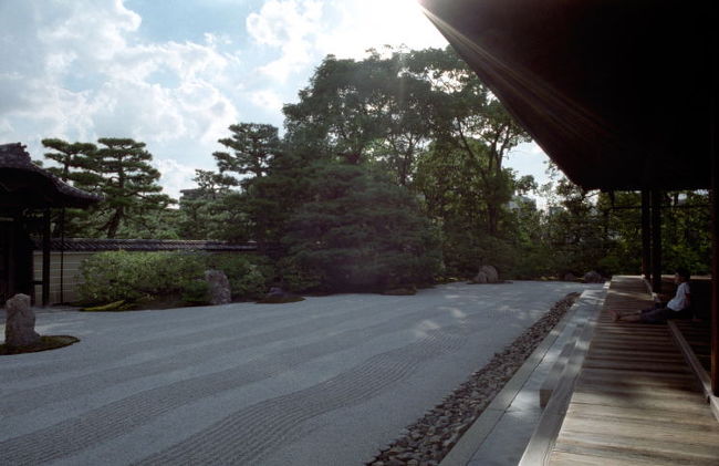 建仁寺の方丈です。<br />枯山水の庭は、白い砂と石と緑だけのシンプルな構成なのに、見ていると浮かんでくる言葉はなぜか「大自然」とか「宇宙」なんですよね。とてもおおらかで、明るい気持ちになれます。