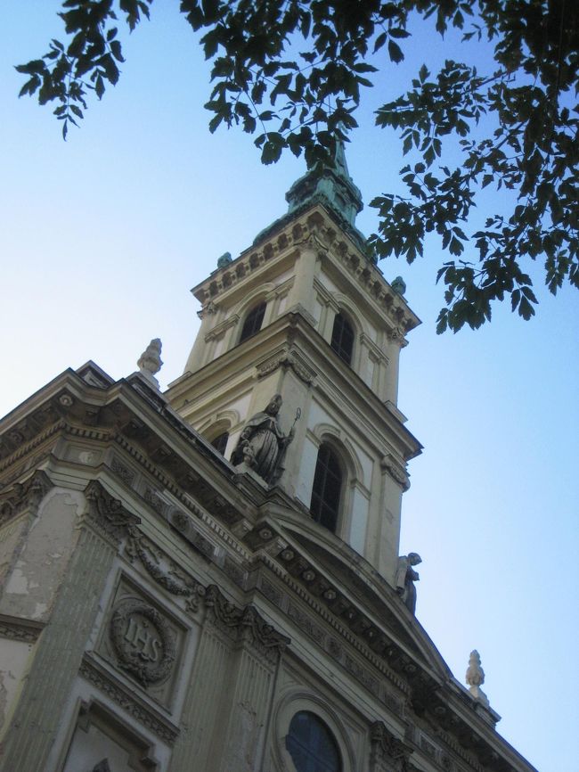 セルヴィータ（Szervita）広場の教会<br /><br />中も見学できました。<br />いやはや、14か月ぶりのすばらしいバロックの豪華な教会。いやぁ、私はヨーロッパを旅行しているんだなぁ、と、教会見学をするとしみじみ実感できます。<br /><br />実はこの写真もかなり逆光でした。<br />露出を相当プラスにして撮っています。<br />なので空の青がやや薄くなっています。