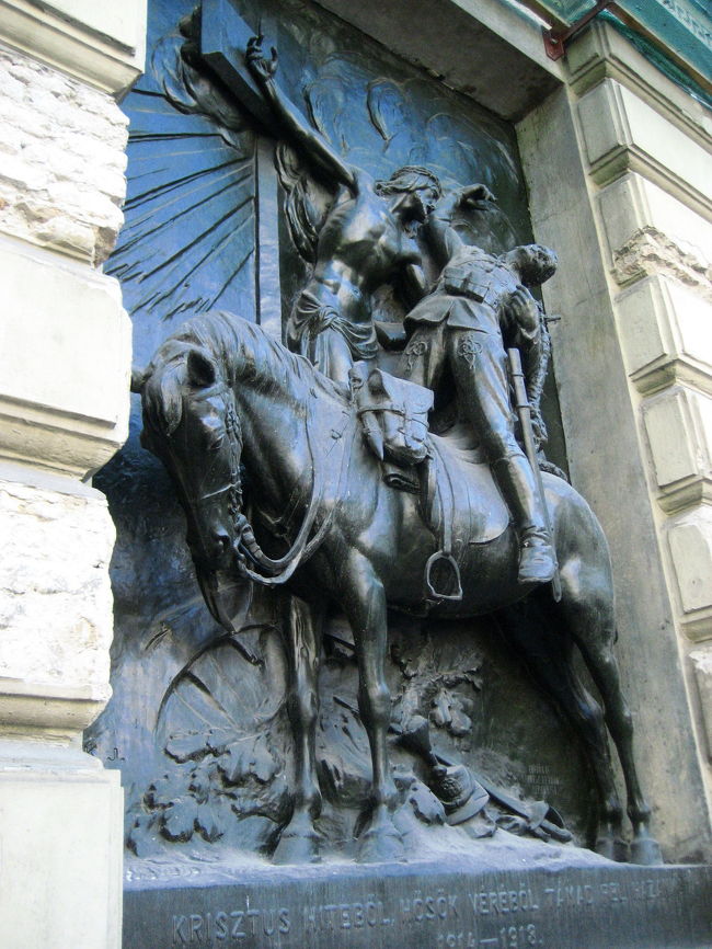 セルヴィータ（Szervita）広場の教会の浮彫り<br /><br />さきほどの教会の正面にあった浮彫りです。<br />かっこいい〜と思ったので、撮っておきました。