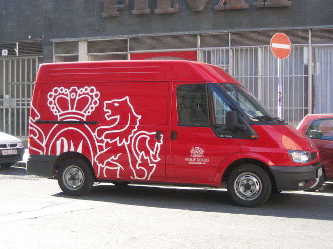 遠回りになったついでに、郵便局に廻り道したときに見つけた車です。<br />郵便集配の車かしら、と思ったのですが、違ったみたいですね。