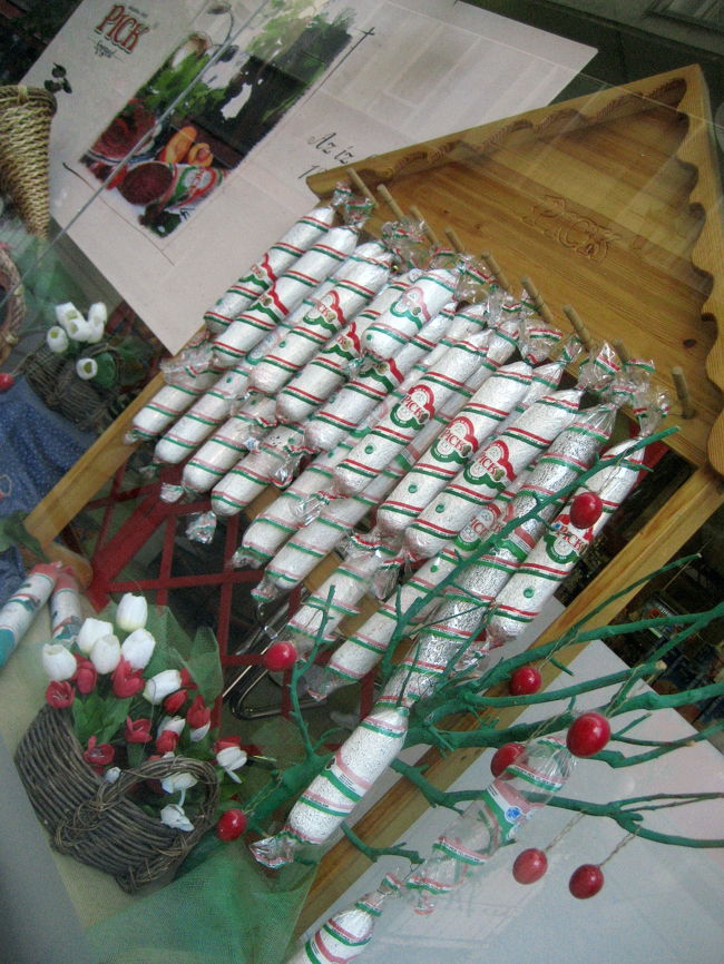 ヴァローシュハーズ（Varoshaz）通りのショーウィンドウ<br /><br />おお、これがかの有名なセゲド・ハムですかっ！<br />……食べる機会はなかったですが（ホテルの朝食のハムの中にあったとしたら別ですが）。