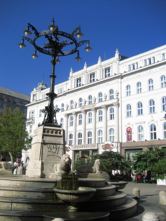 ヴェルシュマルティ広場とジェルボーハウス<br /><br />「地球の歩き方」にも紹介されているジェルボーハウス。<br />シシィこと皇妃エルジュベート（ハンガリー風の発音）も乗船だったという有名なカフェハウスです。<br />２年前はこのカフェの外の席でコーヒーを飲みましたが、今度は中の席で名高い豪華な内装を堪能したいものだ、と思っていましたが、なんだかんだと機会を逸してしまいました。<br />代わりにネットで見るしかないですか。<br />www.gerbeaud.hu/<br /><br />それにしても、ヴェルシュマルティ広場の一部は２年前も工事中でしたが……まあぁぁだ工事中です。<br />どうも大きなデパートでもできる予定のようですが、ヨーロッパの工事ってこんな風にのんびりしすぎなところが多すぎっス！