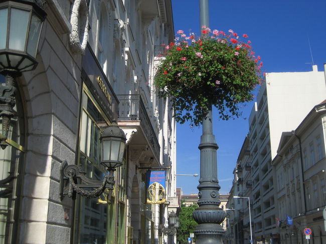 広場はきれいに花で飾られています。<br />時代がかった街灯と一緒に。