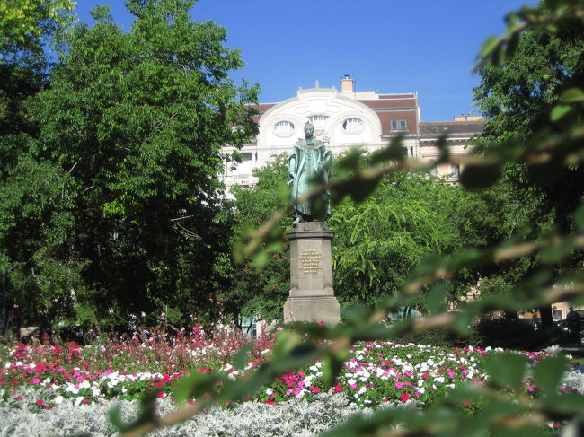 花に飾られた公園に目をつけました。<br />こういうのを見ると、むらむらと写真を撮りたくなります@<br /><br />地図で調べたところ、Jozsefnador広場とありました。<br />エルジュベート広場のすぐ隣です。<br />Jozefの部分は、皇帝ヨーゼフから来ているのでしょうか。<br />とすると、あれは皇帝の像かしら。