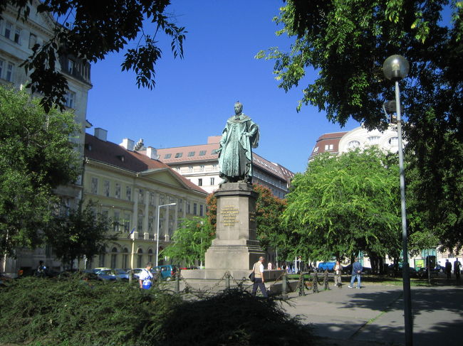 Jozefnador広場<br /><br />像の下には<br />Iosepho Archiduci Austriae Regni Hugariae<br />とありました。<br />うむ、ラテン語です。<br />一番最初のIがJなら、オーストリア・ハンガリー皇帝ヨゼフと読めるような気がするけれど、違うかな。