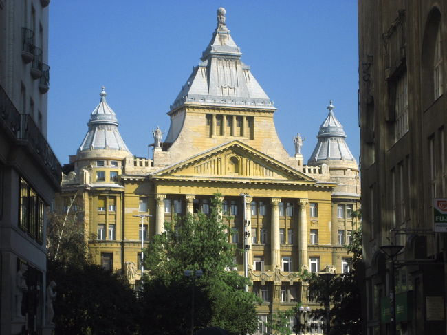 デアーク・フェレンツ通りに顔を見せているテレジアン・イエローの建物。<br /><br />女帝マリア・テレジアと関係があるかは不明ですが、彼女が好んだテレジアン・イエローはたしかこういう色です。