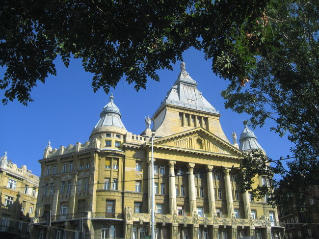 デアーク広場のテレジアン・イエローの建物<br /><br />かっこいいのでもう１枚。<br />デアーク広場まで行って撮りました。<br />なにか官庁か博物館の建物かなぁと思ったのですが、下の方はふつうにショップやオフィスが入っているようでした。