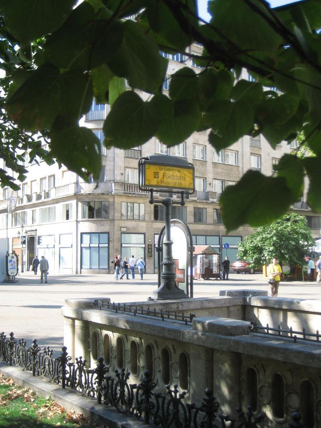 ヴェルシュマルティ広場駅の地下鉄M1の入口<br /><br />ブダペストの地下鉄は、ロンドンに続き世界で２番目、1867年に開通しました。<br />M1線はその時代の雰囲気をたっぷり残したレトロな路線です。<br />まずは入口の写真てから。<br />終点なので、ジェルボーハウスに近い方は出口専用で、遠い方が入口です。<br />２年前は一度しっかり間違えました。ちゃんとそう表示があるのに、見なかったのです。<br />今度は間違えません@