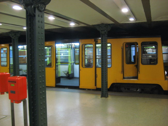 地下鉄M1<br /><br />手前の赤いのが改札機。<br />私は公共交通機関乗り放題のブダペスト・カードではなく、20回回数券を買ったので、毎度きちんと改札をしなければなりません。<br />ブダペスト・カードにしようかと思ったのですが、１日券か３日券しかないですし、交通機関が乗り放題で博物館などが割引になるとはいっても、１日や３日で元がとれると思えなかったし、なるべく元をとりたいと思ってしまうのもイヤだったので、回数券にしました。<br />目的地に行くためにの乗り換えがあったら、そのたびに新しい切符を改札機に入れなければならないのは面倒ですが、なんだかんだいっても１日ブダペスト観光していても、乗り換えを含め、多い日でせいぜい５枚くらいしか使いませんでした。<br />ブダペストのように大きな町となると、できるだけ移動が少なくなるように観光計画を立てますからね。