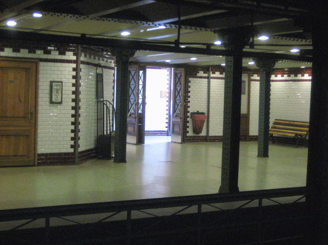 地下鉄M1のヴェルシュマルティ駅<br /><br />ホームに入ってきた地下鉄の写真を撮り、それからごそごそと回数券を取り出して改札をしていたら、乗り損ねてしまいました。<br />ブダペスト・カードのような乗り放題チケットを持っていないのは、そういう不便さがあります。<br />でも、どうせ時間があるし、地下鉄は本数が多いので、次を待てばいいことです。<br />待っている間に駅構内の写真を撮りました。<br />なかなかレトロです。