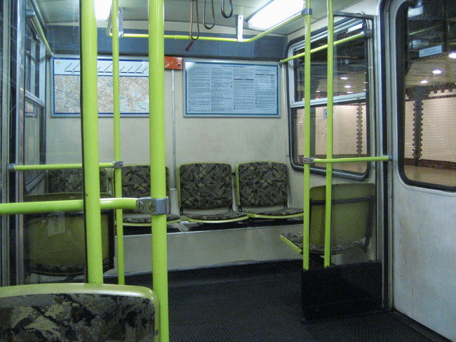 地下鉄M1線の車内<br /><br />こっち側は人がいなかったので、ぱちり。<br />ヴェルシュマルティ広場からオペラ座に向います。<br />そのくらい実は徒歩でも行けます。<br />まあ私の鈍いペースでは30分くらいかかってしまうかもしれないけれど、アンドラーシ通り散策を兼ねて歩いたことがあります。<br />でも時間稼ぎとそんなに歩きたくないのとレトロなM1の写真を撮りたかったので@<br /><br /><br />ちなみにオペラ座へは、内部見学のガイドツアーのチケットと、オペラのチケットを取りに行きます。<br />内部見学のガイドツアーは毎日３時からと４時から催行。<br />オペラの方は、日本での下調べで、10月のブダペスト滞在中に行ける日の上演スケジュールを調べておきました。<br />10月15日のエルケル・フェレンツ作曲のハンガリー・オペラ「バンク・バーン」が目当てです。<br />これはハンガリーでしか上演されないだろうという、ハンガリー歴史を下敷きにしたオペラです。<br />他にもイタリア・オペラ等を上演していますが、やはりハンガリーでしか見られないだろうというオペラを見られるのが１番です@<br />チケットちゃんととれるかな。オペラ座であっても、たいてい当日だって席を選ばなければ取れるだろうとわかっていますが、ちょっとドキドキ。