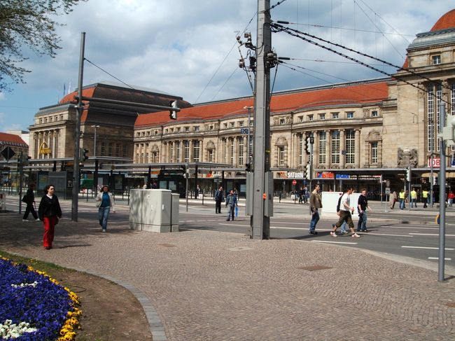 写真は中央駅の駅舎です。写真のとおり、ライプチヒ中央駅はヨーロッパでも有数の巨大ターミナル。3時間ほど寄り道の時間があったので、バックパックを預けようと、コインロッカーを探しました。表示はあるんだけど、歩けども歩けどもみつからない・・・、って感じで、結局最初に到着したホームから歩くこと200ｍ、一番端のホームにありました。が、そこにあったのは見慣れた鍵のついたロッカーではなく、番号式のロッカー。。英語の説明文を探し、理解できたところで財布の中をのぞくと、3ユーロの利用料金に対して財布の中には2ユーロちょっとしか小銭がない。。。最寄の売店までまた150ｍくらい歩かないといけないし、もういいか！と開き直って、バックパックをかついだままライプチヒ観光を始めます。