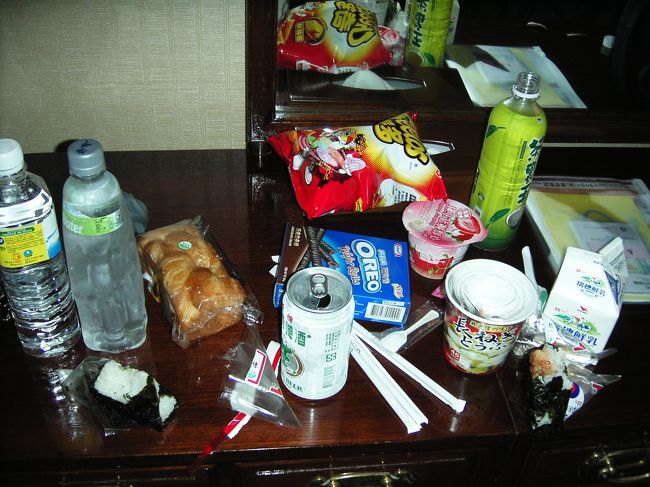 台北のコンビニには日本メーカーの食材が豊富。結局、味噌汁やおにぎりなんかを買ってきた。