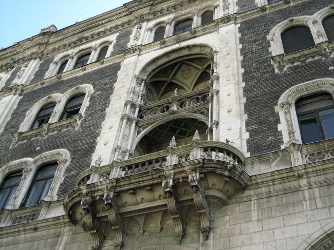 地下鉄M1でヴェルシュマルティ広場駅からオペラ座駅に到着しました。<br />駅を出たところで目の前に現れたかっこいい建物。<br />おおーっ、これがオペラ座ね。<br /><br />……違います。<br />これはオペラ座とアンドラーシ通りを挟んだお向かいにある建物でした。<br />でも特に正面のテラス部分が素敵な建物で、気に入りました。