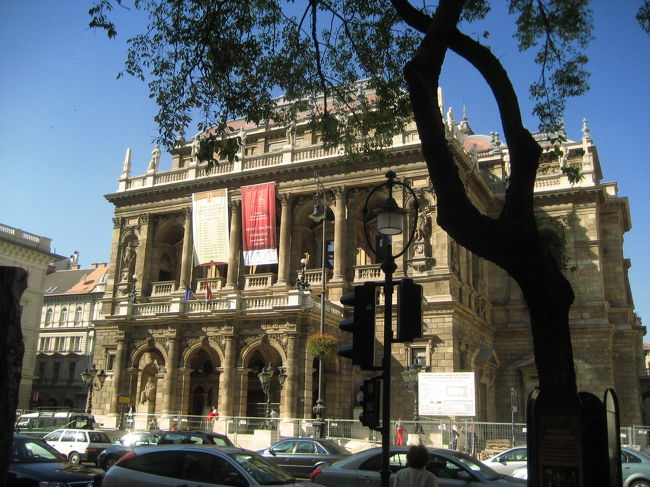ブダペストの国立オペラ座<br /><br />これが正解です@<br />ああ、ウィーンのオペラ座に似ています。<br />同じような時代に造られたものですからね。時代の流行に合わせ、正面はこんな風に列柱がつきものでしょう。<br /><br />1875年〜84年にかけて建築。<br />ネオ・ルネサンス様式。<br />ハンガリー人建築家イブル・ミクローシュの代表作。