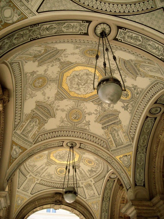 ブダペストの国立オペラ座の正面玄関の天井<br /><br />かっこいいです。<br />基本的に黒の線描で、金箔がアクセントになっています。<br />地味でありそうながら、よっくみるととても凝っていてとても派手。<br />こういうの、好みです@