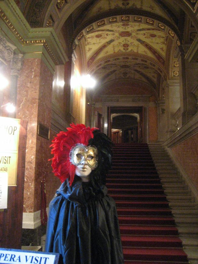 ブダペストの国立オペラ座内部の向って左の階段<br /><br />このあたりまでなら、パチパチ写真を撮れます。<br />左手はギフトショップの入口になります。<br /><br />オペラ座内部見学ツアーのチケットはギフトショップで買います。<br />2,500フォーリント。<br />（2006年10月現在、1フォーリント＝約0.6円）