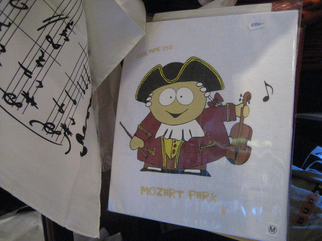 オペラ座ショップにて<br /><br />このモーツアルト・キャラクター、可愛い@<br />Tシャツは余るくらいあるので、買う代わりに写真を撮っちゃいました。<br /><br />このときオペラ座ショップは完全にひやかしでまわり、特に買いたいものはなかったのですが、後日、10月23日にもう一度足を運びました。<br />10月15日に見たオペラ「バンク・バーン」が気に入ったので、CDが欲しくなったのです。<br />最初は日本でアマゾンで手に入れられるからいいやと思っていましたが、ハンガリーにいるうちにCDを買った方が手っ取り早いと気付いたのです。<br />そのときについでに "The Hungarian State Opera House" という短い英語の写真付パンフレットも買いました（300フォーリント）。